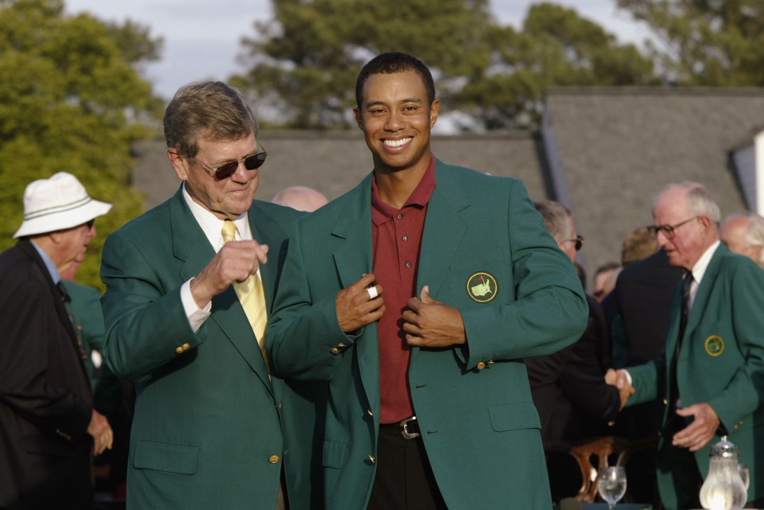 Chairman Hootie Johnson presents the green jacket to Tiger Woods
